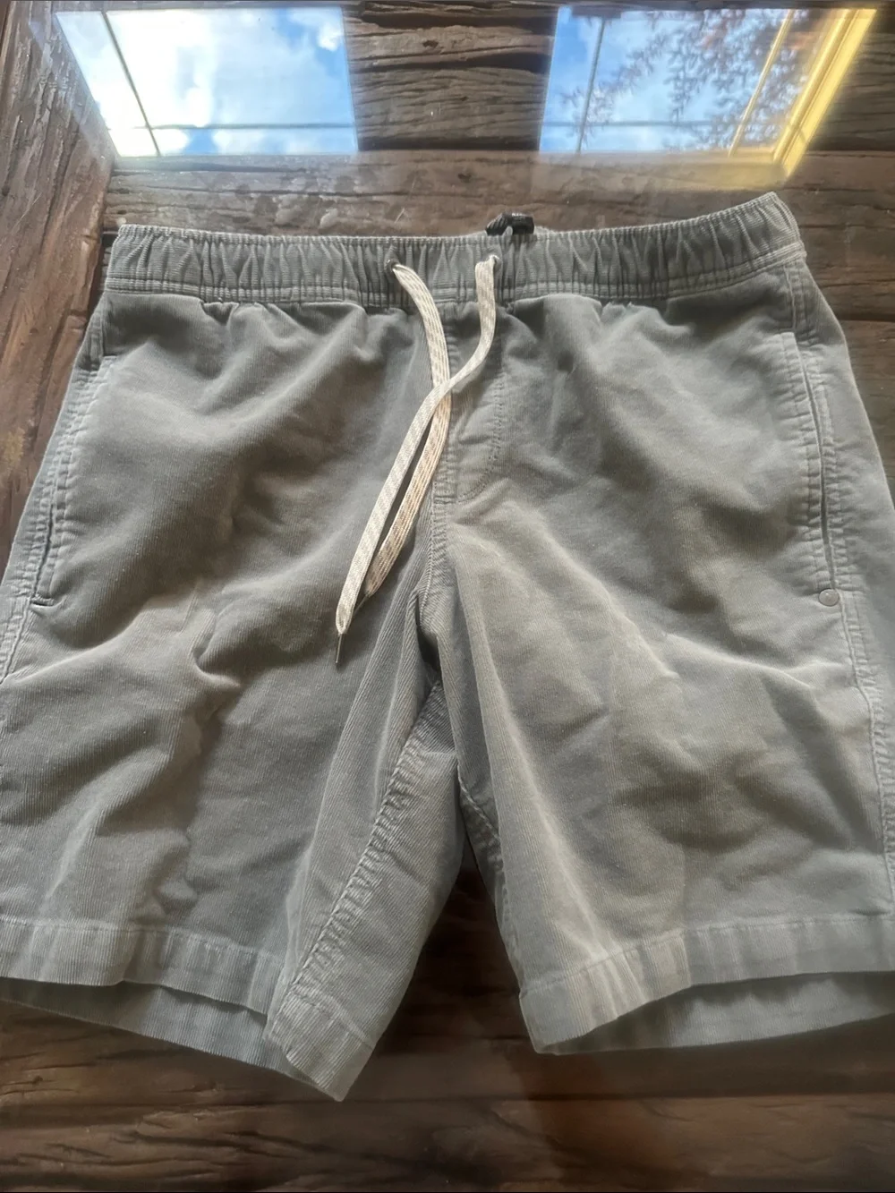 Vuori Men's Light Gray/ green Shorts
